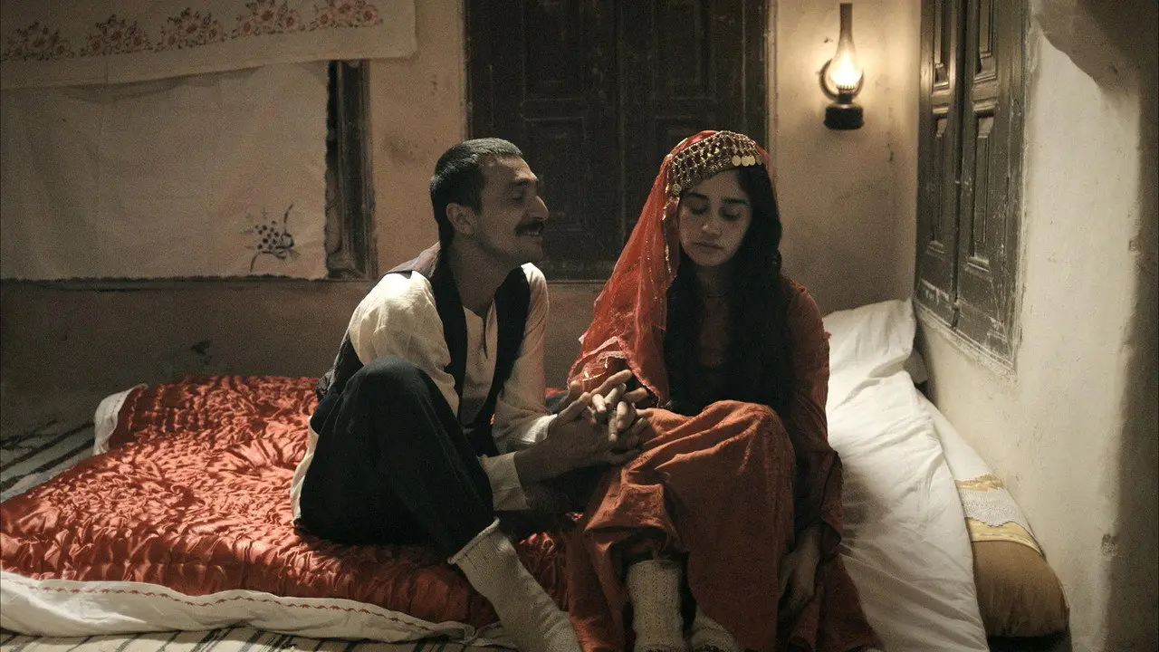 صورة الغلاف العريضة لفيلم عشق (Aşık) تعكس أجواء رومانسية.